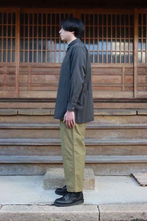 Ets.MATERIAUX Regular collar shirt(INK BLACK)style.