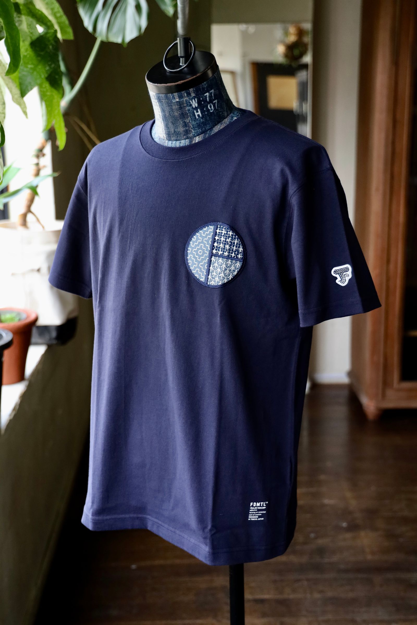 ファンダメンタル Tシャツ CIRCLE PATCH TEE(FA25/TE13)NAVY