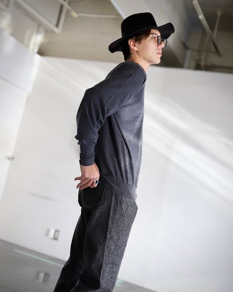 A.PRESSE 24SS Cashmere High Gauge Crew Neck Sweater"CHARCOAL"スタイル