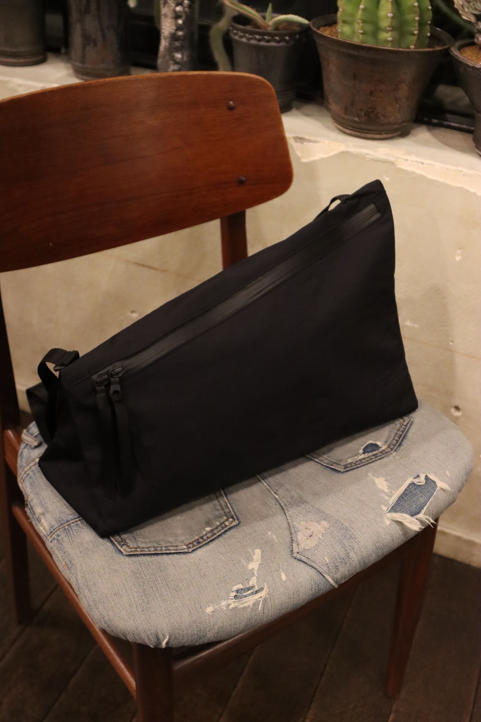 グラフペーパー24SS Blankof for GP Shoulder Bag "TRIANGLE"(GU241-90310)BLACK☆2月10日(土)発売！