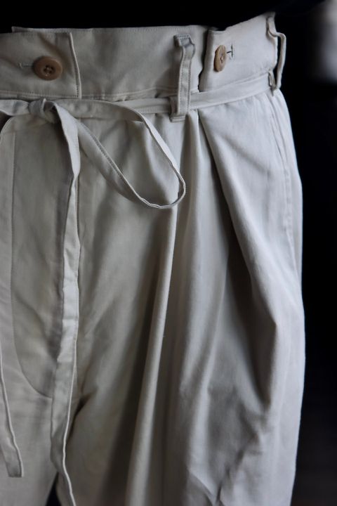 blurhms Selvage Twill Button Tuck Easy Pantsスタイル
