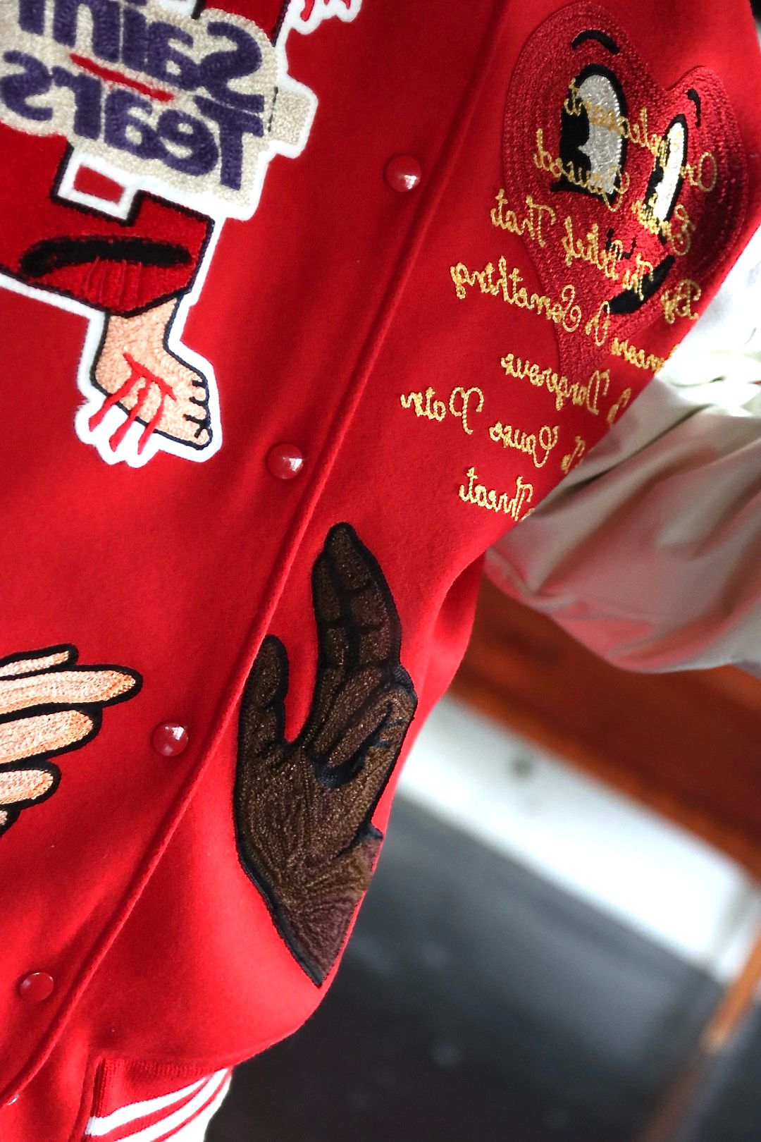 ©SAINT M×××××× ×DENIM TEARS「SAINT TEARS」STUDIUM JACKET (SM-S22-0000-058)RED.style