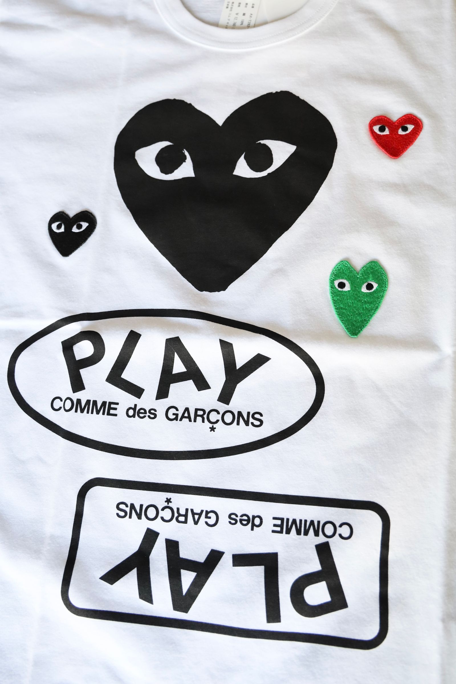 PLAYプレイコムデギャルソン レッド ブラック グリーン エンブレムTシャツ (BLACK)