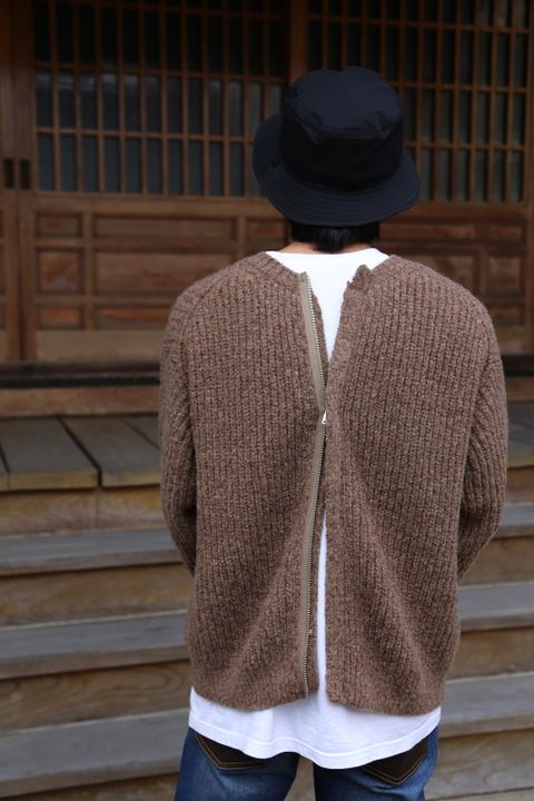 YOKE 3G BACK ZIP RIB CREW NECK"BEIGE"Style.2020.9.19.