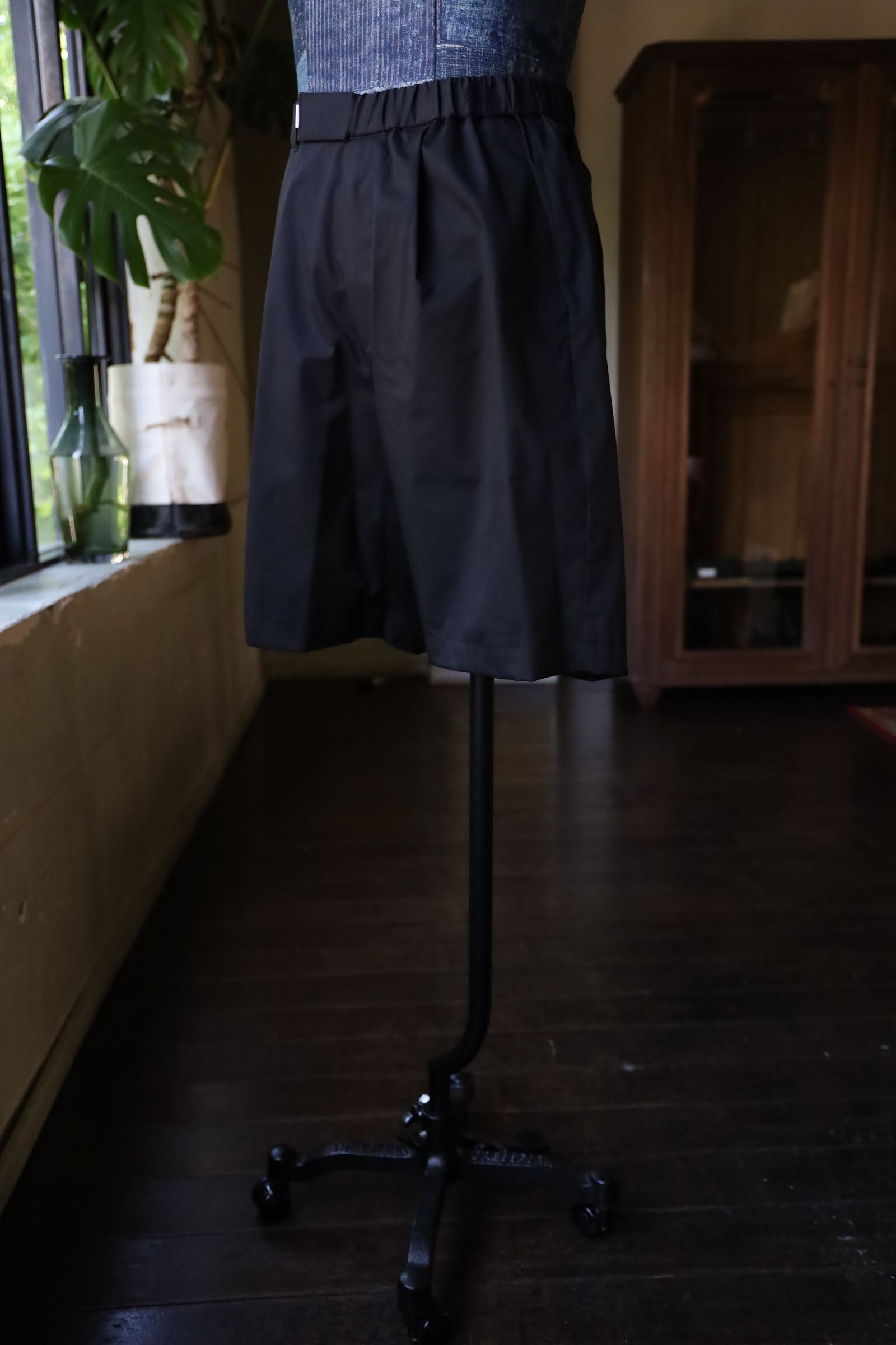 グラフペーパー24SS Solotex Twill Slim Waisted Chef Shorts(GM241-40299B)BLACK