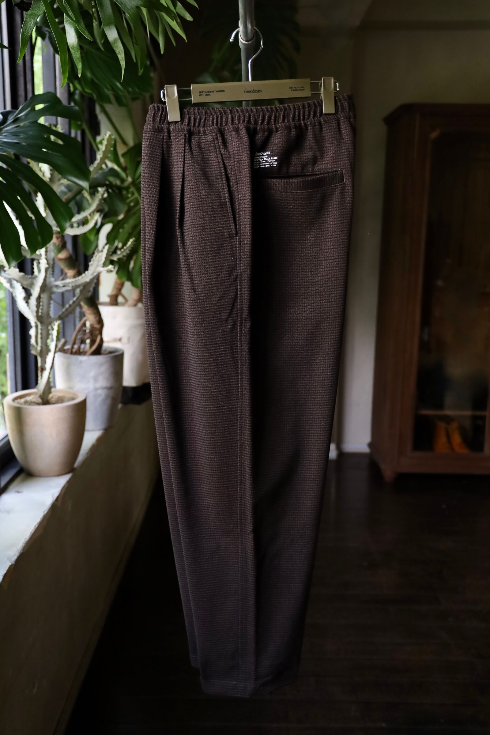 フレッシュサービス HOUNDSTOOTH TWO TUCK TRACK PANTS (FSC243-40188)BROWN
