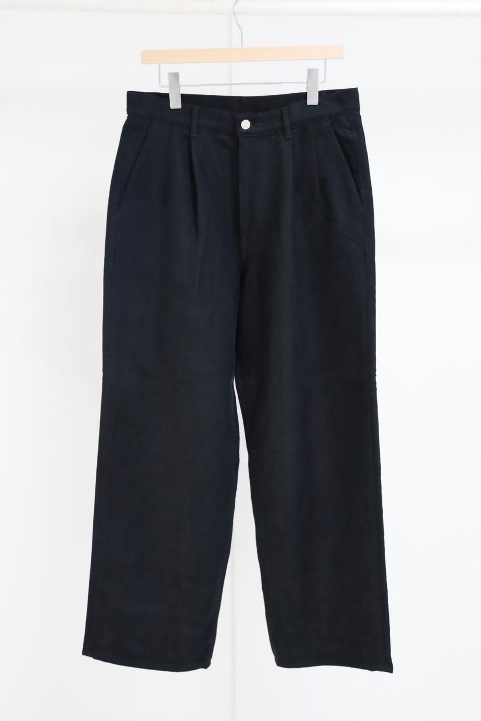 グラフペーパー Cotton Double Serge Two Tuck Tapered Pants(GM263-40451)BLACK