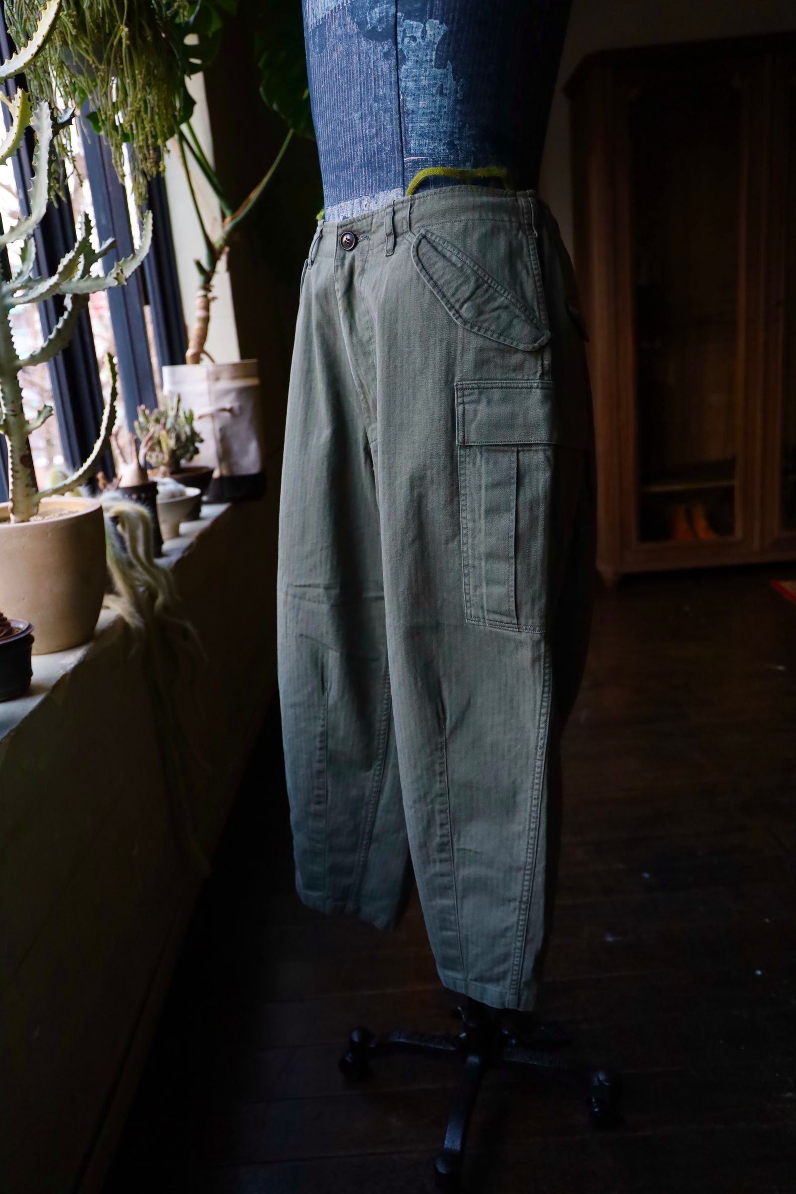 イズネス 25SSミリタリーバルーンパンツ NU MILITARY BALLOON PANTS(1007SSPT01)KHAKI