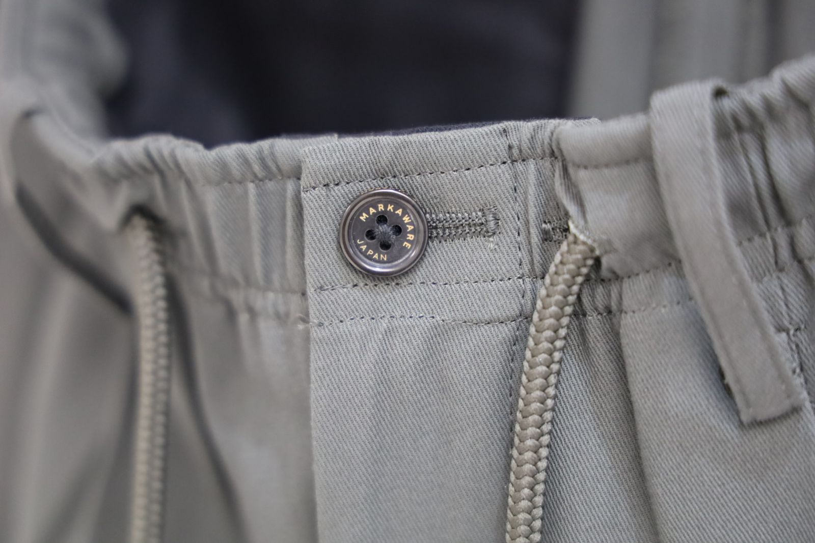 マーカウェア 26SS  60/2オーガニック強燃ボイル3/2ツイル / トリプルプリーテッドイージートラウザーズ(A26A16PT02C)Charcoal☆新作発売！