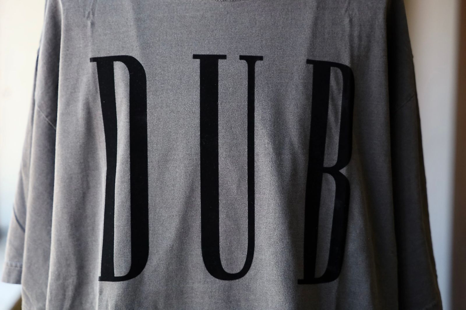 イズネスミュージック 25AW DUB T-SHIRT (IMP6_07_DUBSST01) SUMI (CHARCOAL)