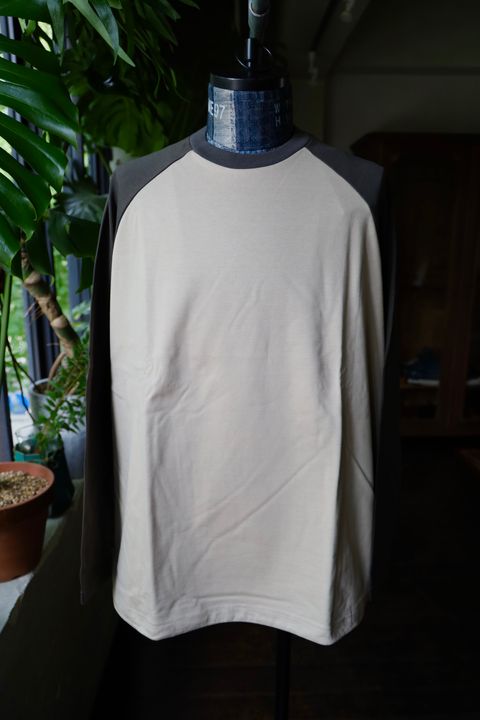 イズネス24AW BALLOON RAGLAN LONG SLEEVE T SHIRT(1006AWCST01)BEIGE×CHARCOAL