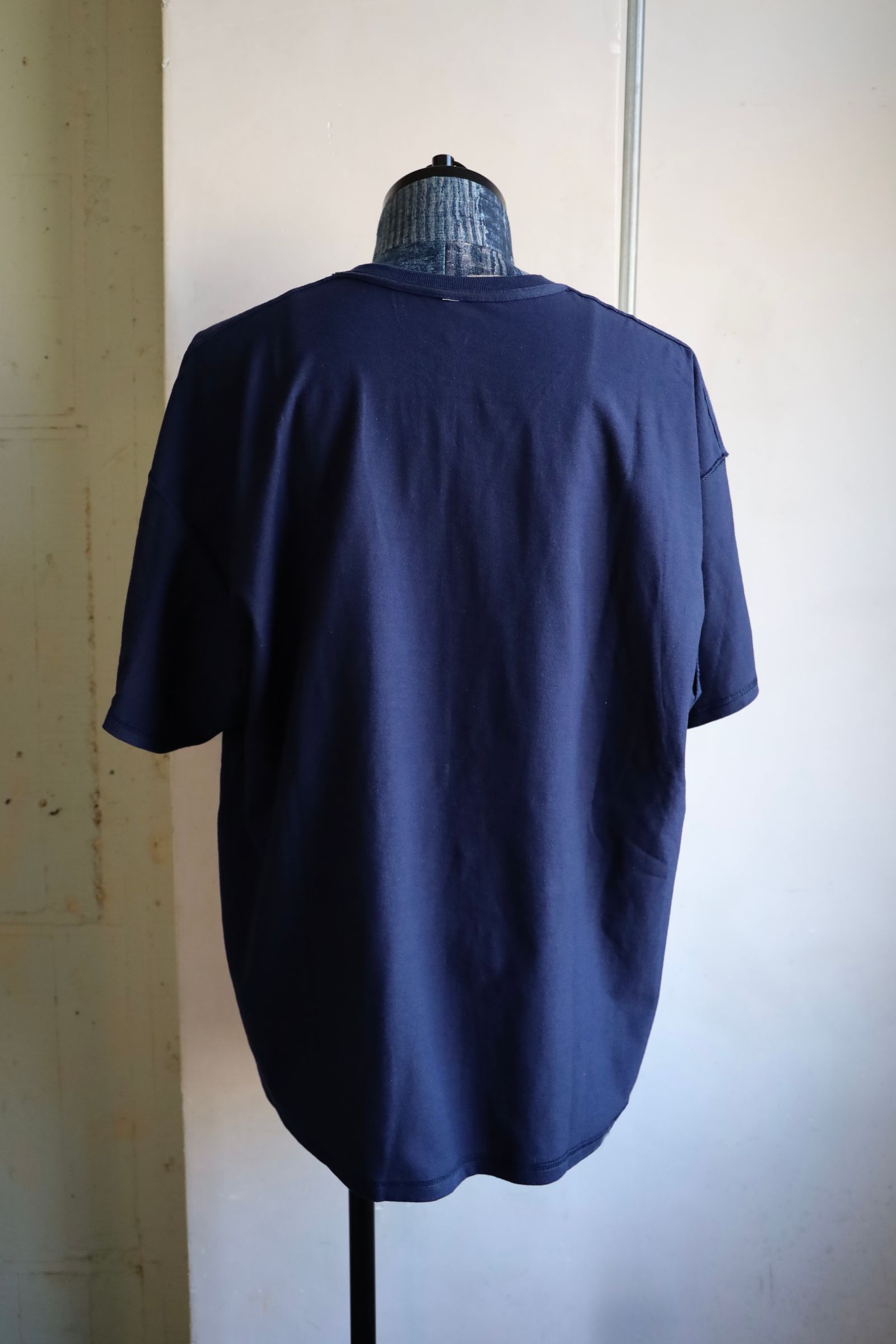 イズネスミュージック 25SS HOUSE T-SHIRT(IMP5_26_HOUSE5ST01)NAVY