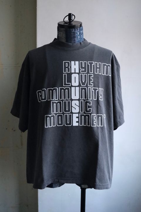 イズネスミュージック 25SS HOUSE RHYTHM T-SHIRT(IMP5_07_HOUSERHYTHMT01)SUMI(CHARCOAL)