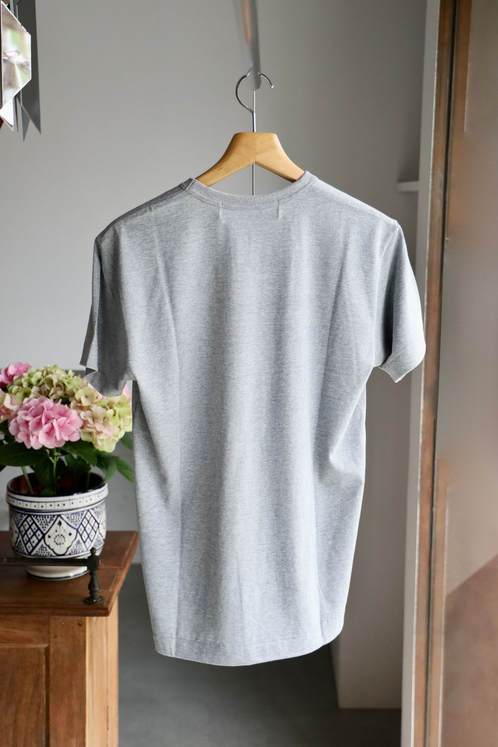 PLAYプレイコムデギャルソン ワンポイントTシャツ BLACK HEART (GREY)