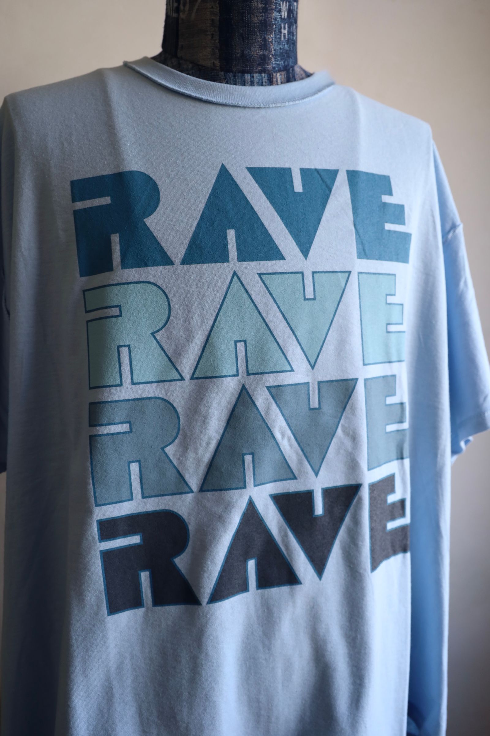 イズネスミュージック 25SS RAVE T-SHIRT(IMP5_23_RAVE5ST01)LIGHT BLUE