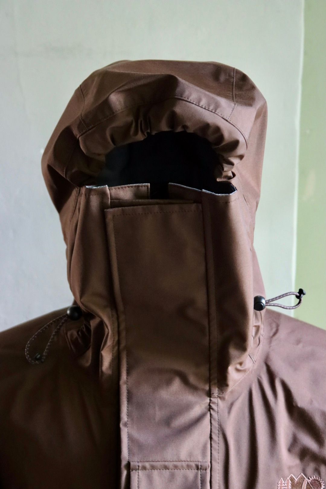 イズネス23AW NINJA HOODIE SHELL JACKET(1005AWJK02)BROWN