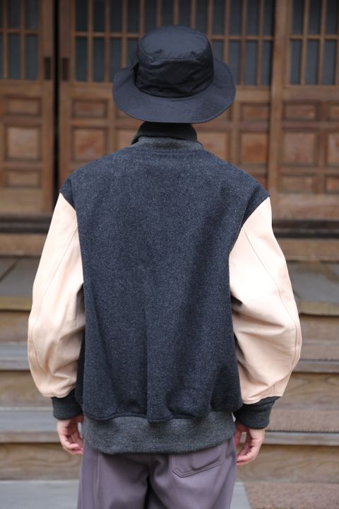 Hender Scheme stadium jumper charcoal/natural Style.2020.8.11.