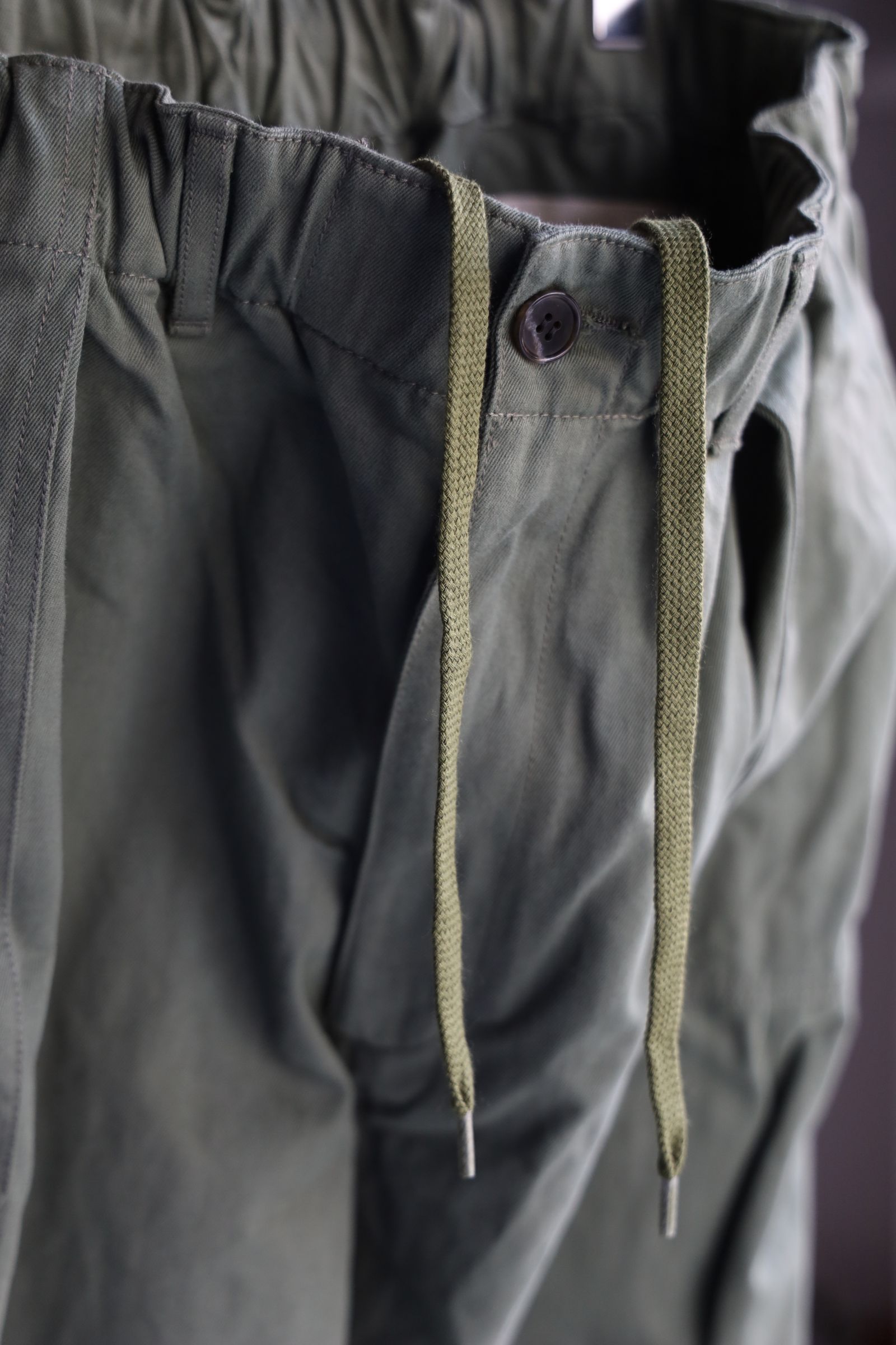 イズネス 25SSバルーンベイカーパンツBALLOON BAKER PANTS (1006SSBALOONPT01)KHAKI