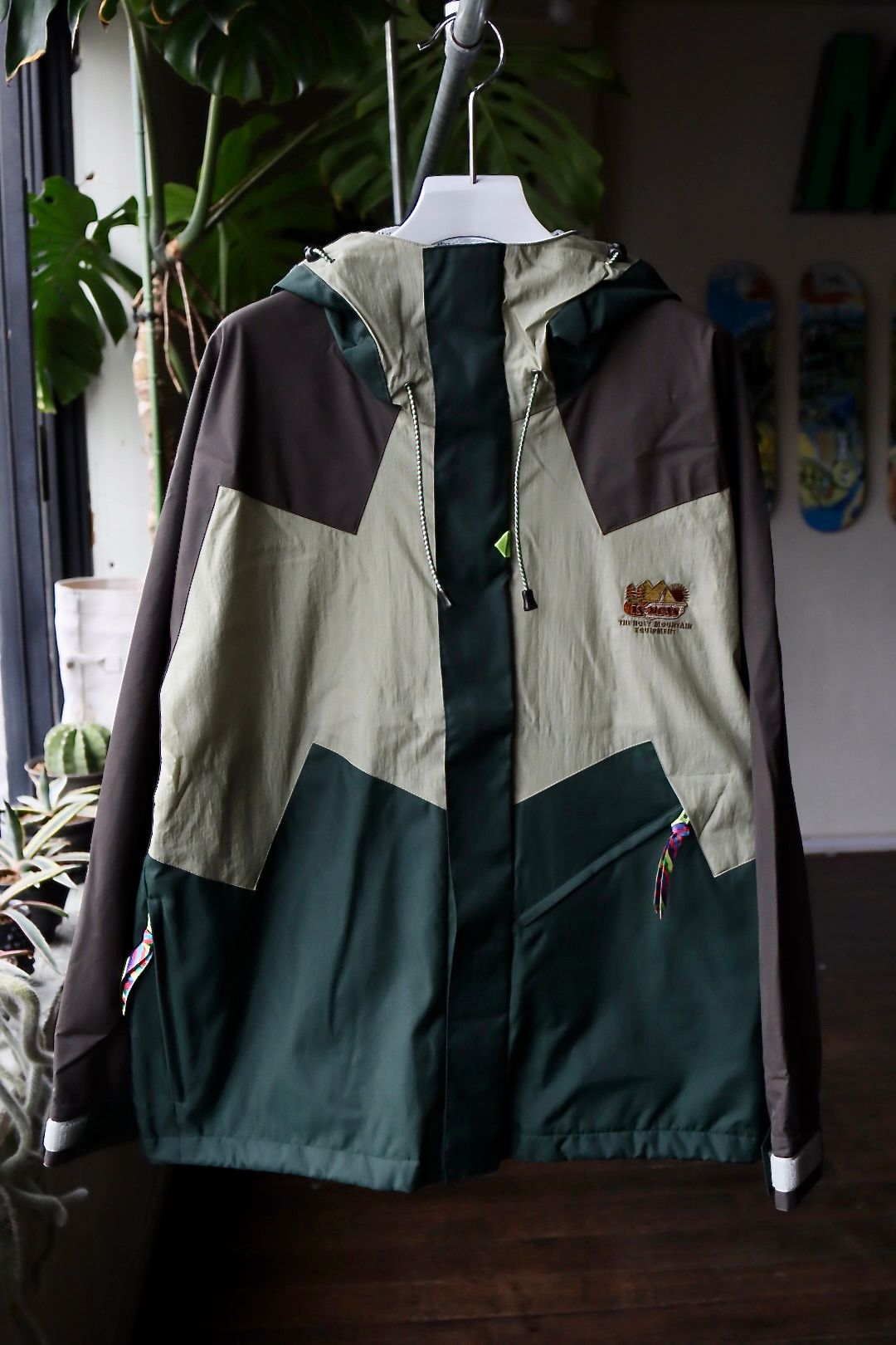 イズネス23SS マウンテンパーカー THM ANNAPURNA MOUNTAIN JACKET(1005SSJK01)GREEN x GREIGE  - M(46)