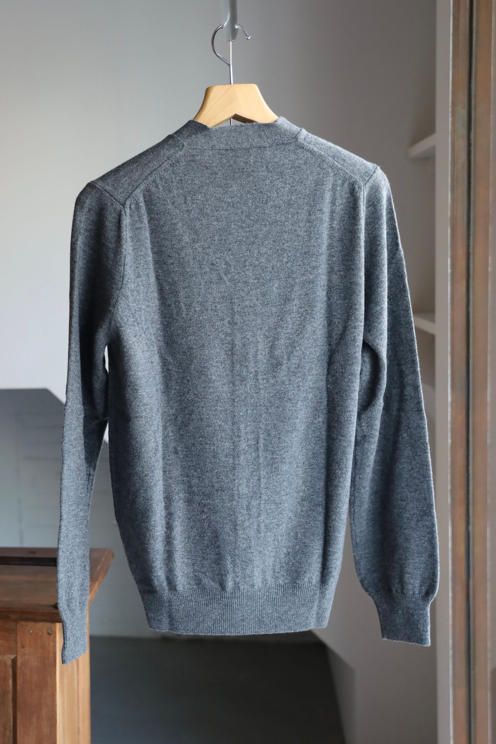 プレイコムデギャルソン V-NECK CARDIGAN (GRAY/RED HEART)