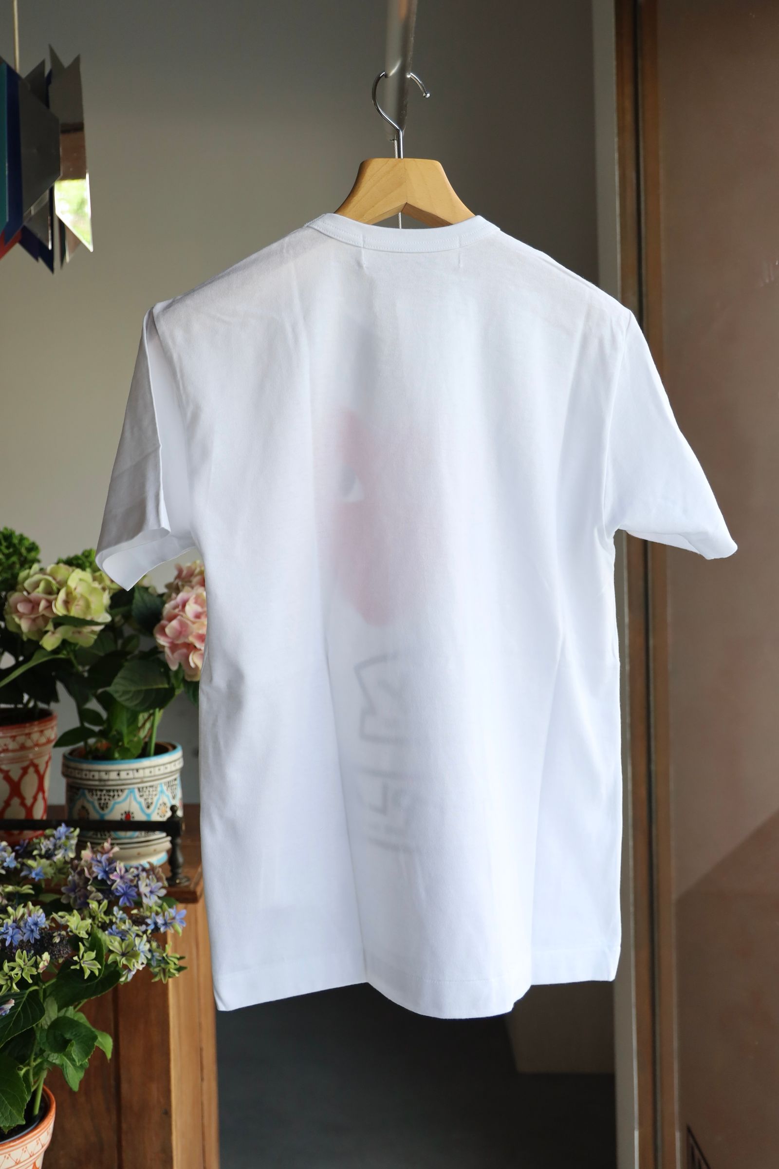PLAYプレイコムデギャルソン レッド ブラック グリーン エンブレムTシャツ (RED)