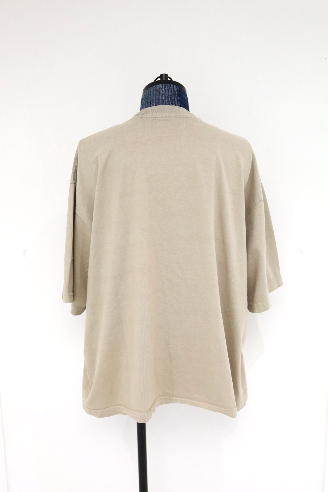 イズネスミュージック 26SS NEU WAVE FLOCKY PRINT T-SHIRT(IMP7_29_NEWWAVEST01)OATMEAL☆新作発売！