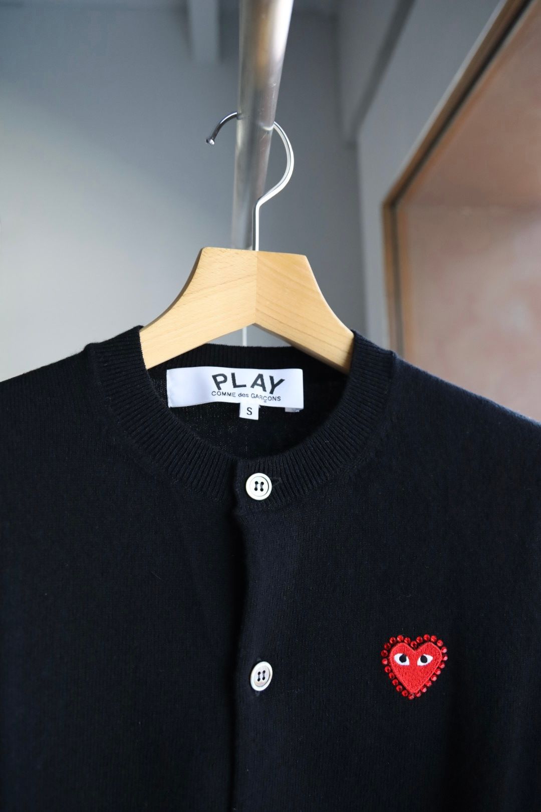 プレイコムデギャルソン ROUND NECK RHINESTONE CARDIGAN (BLACK/RED HEART)