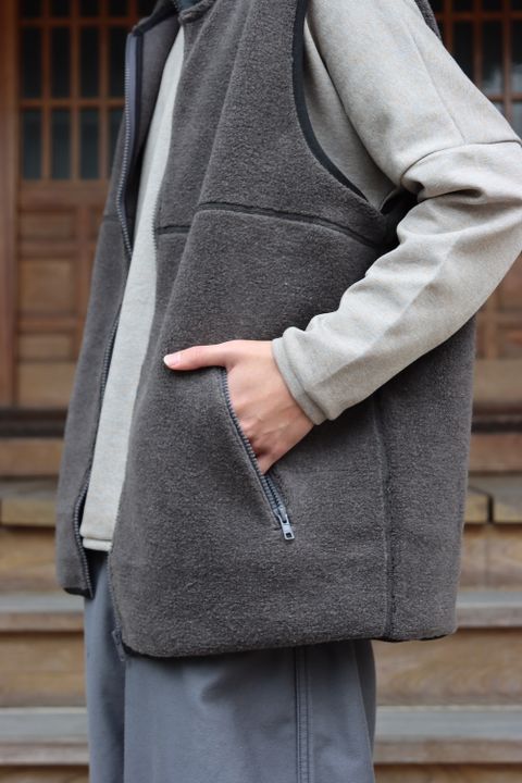 Graphpaper Wool Boa Zip-Up Vest(GU213-70205B) style. 2021.09.12.