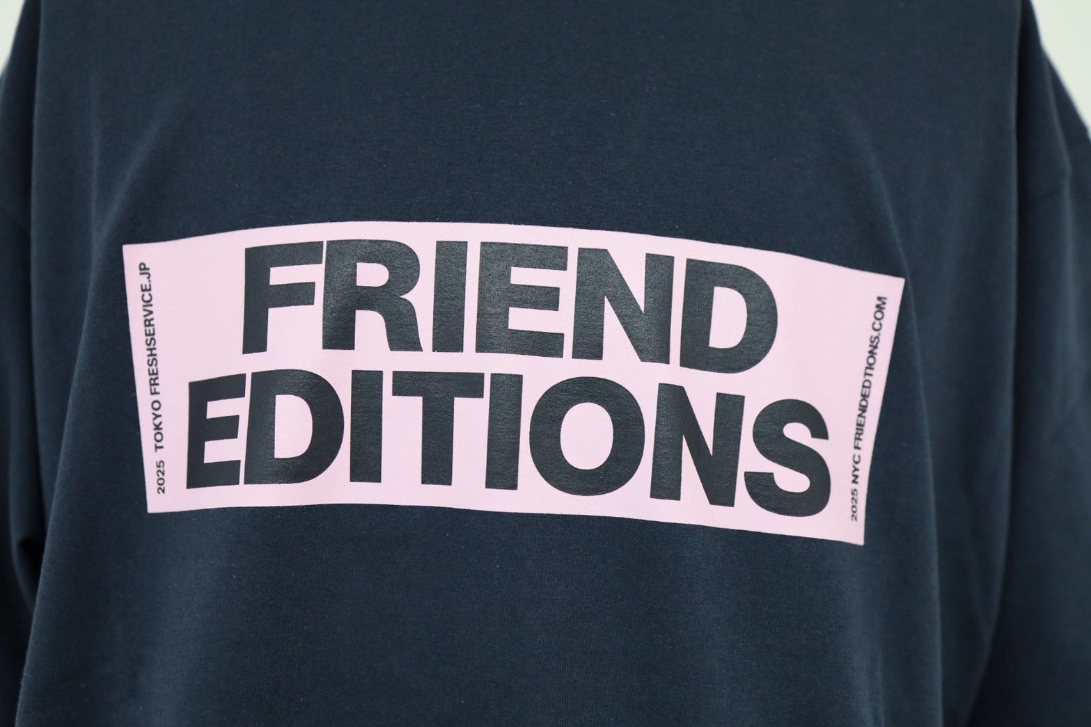 フレッシュサービス FRIEND EDITIONS CORPORATE TEE "STICKER"(FSC261-70088FE)NAVY☆3月14日(土)発売！