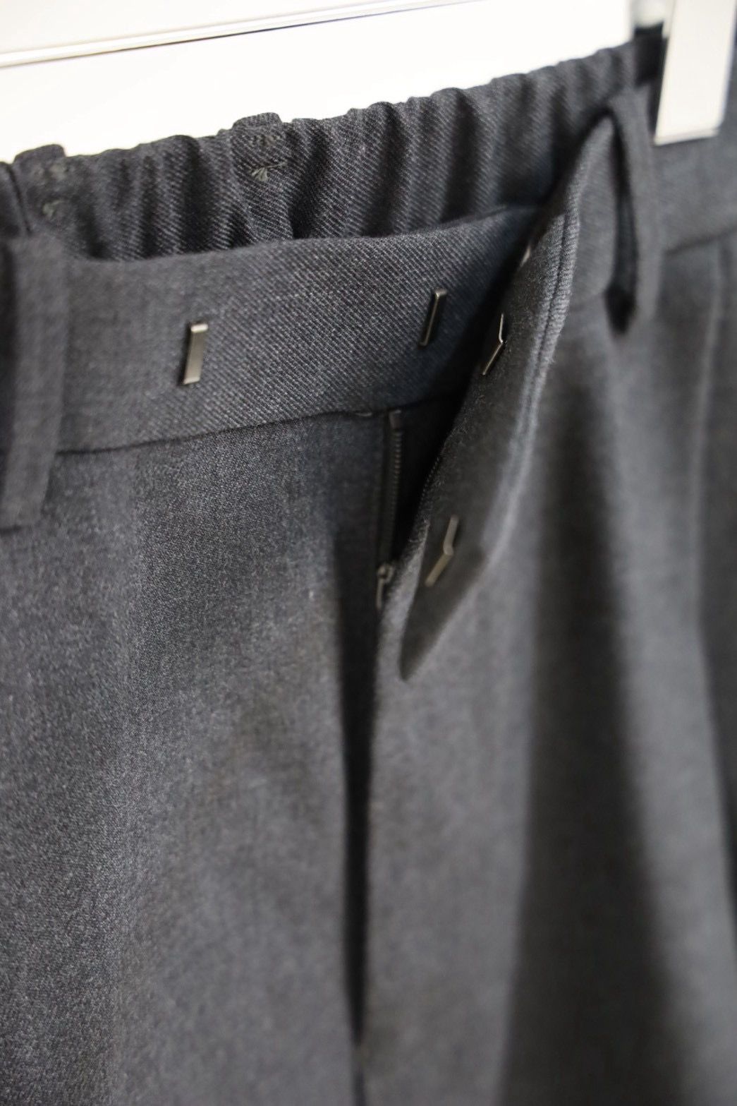 マーカウェア 26AW DOUBLE PLEATED SEMI EASY TROUSERS(A26C07PT02C) CHARCOAL☆新作発売！