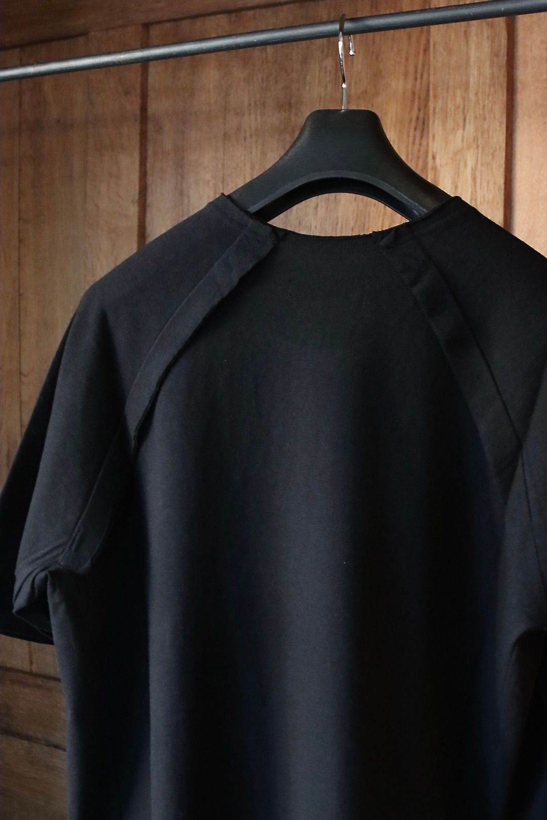ヨウジヤマモト24SS 19/-COTTON SLUB SINGLE JERSEY REVERSED SEAM RAGLAN SHORT SLEEVE T(HS-T12-074-1)BLACK