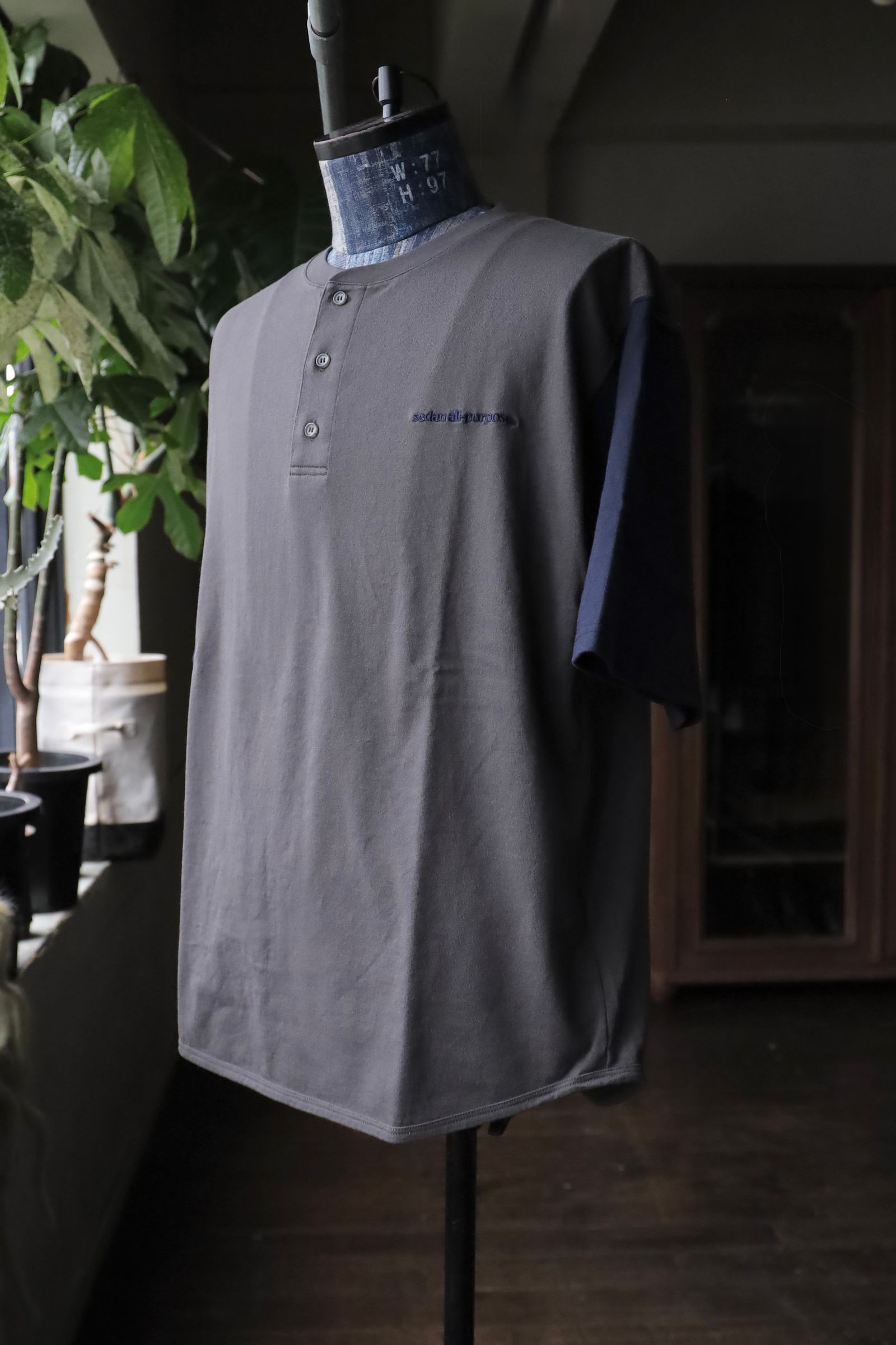 セダンオールパーパス SS25 Henleyneck Baseball Tee(SD25S-CT05)Charcoal×Navy