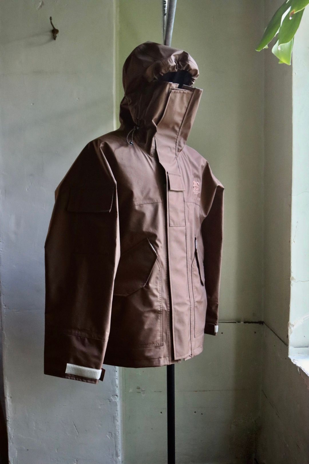 イズネス23AW NINJA HOODIE SHELL JACKET(1005AWJK02)BROWN
