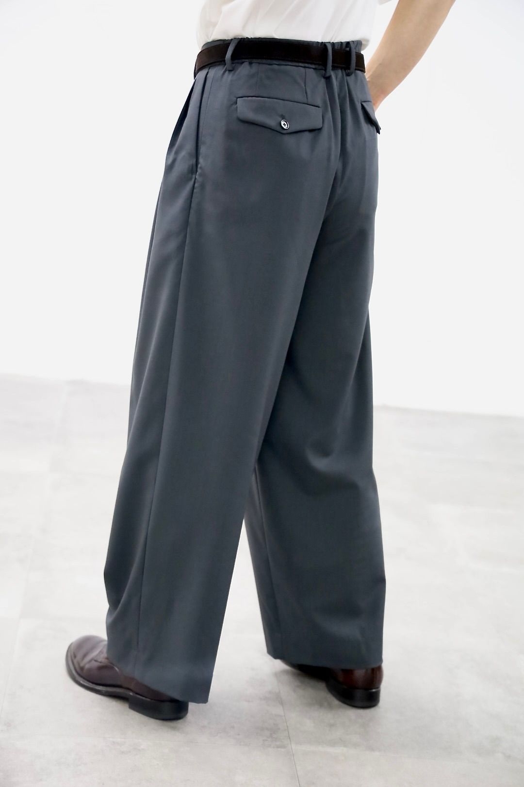 MARKAWARE 26SS ワイドトラウザーズTRIPLE PLEATED WIDE TROUSERS(A26A15PT03C)CHARCOAL☆新作発売！