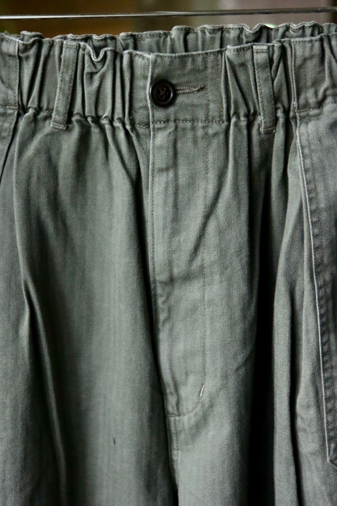 イズネス25AW HERRINGBONE BALLOON BAKER PANTS(1006SSBALOONPT01)KHAKI