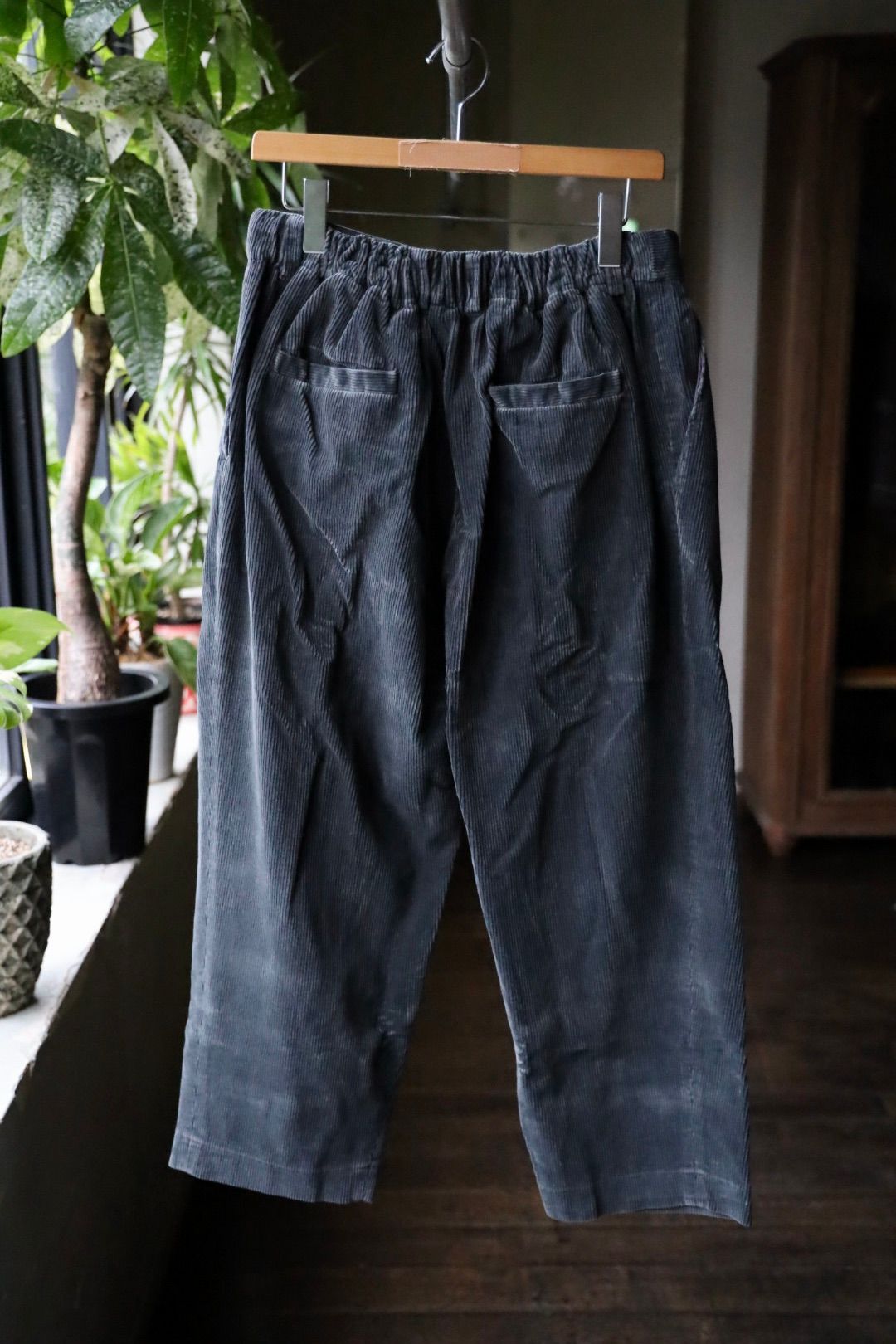 イズネス 25AW CORDUROY TUCK TROUSERS (25AW_31_2020AWPT06-W)CHARCOAL☆新作発売！