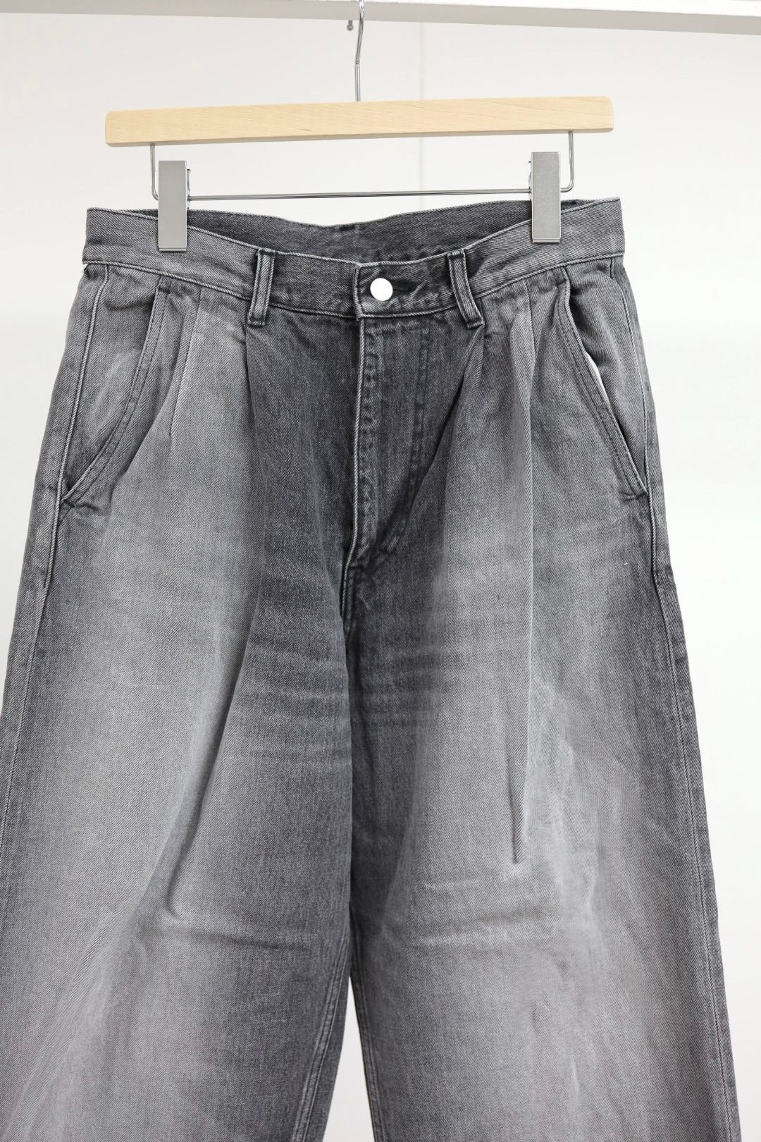 グラフペーパー Selvage Denim Two Tuck Pants(GU261-40061LB)BLACK_LIGHT FADE