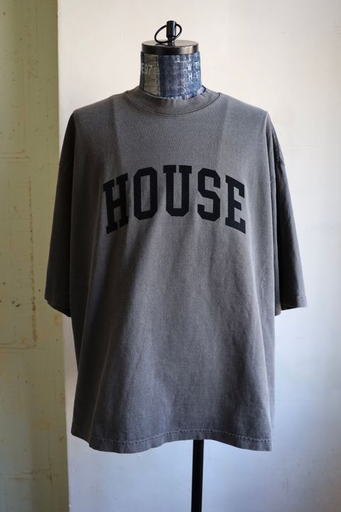 イズネスミュージック 25SS HOUSE FLOCKY PRINT T-SHIRT(IMP5_10_FLHOUSET01)SUMI(CHARCOAL)