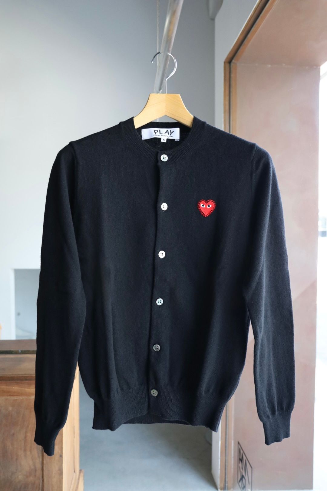 プレイコムデギャルソン ROUND NECK RHINESTONE CARDIGAN (BLACK/RED HEART)