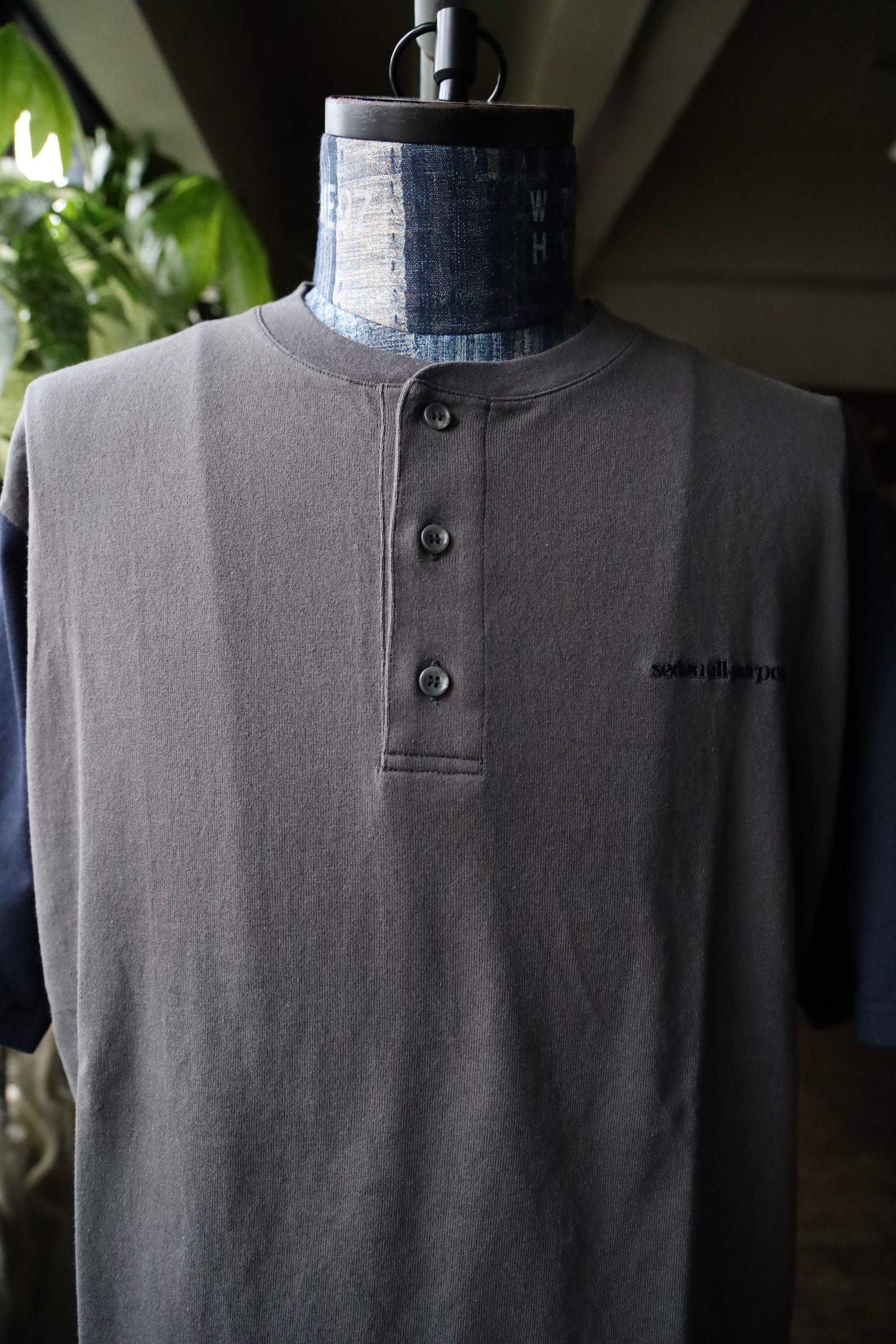 セダンオールパーパス SS25 Henleyneck Baseball Tee(SD25S-CT05)Charcoal×Navy