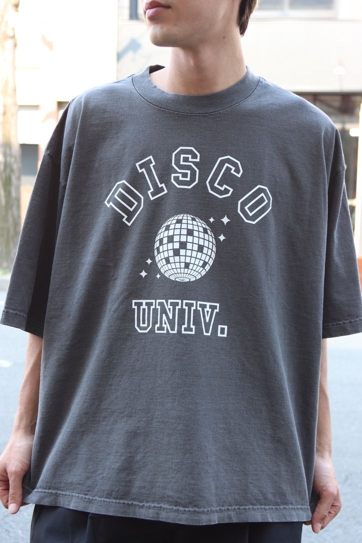 イズネスミュージック 25SS DISCO UNIV. T-SHIRT(IMP5_09_DISCO UNV T01)SUMI(CHARCOAL)