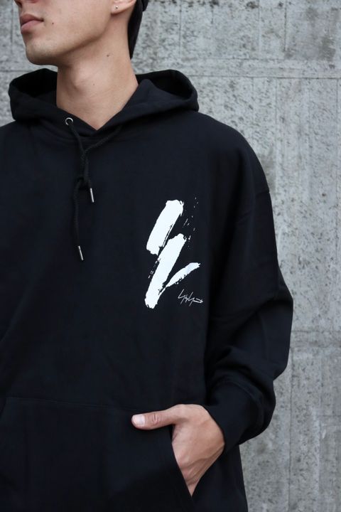Yohji Yamamoto×NEWERA 裏毛オーバーサイズドプルオーバーフーディースタイル