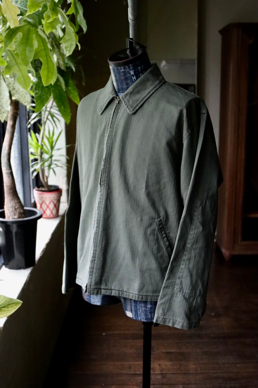 イズネス25AW HERRINGBONE ZIP JACKET(1007AWJK06)KHAKI