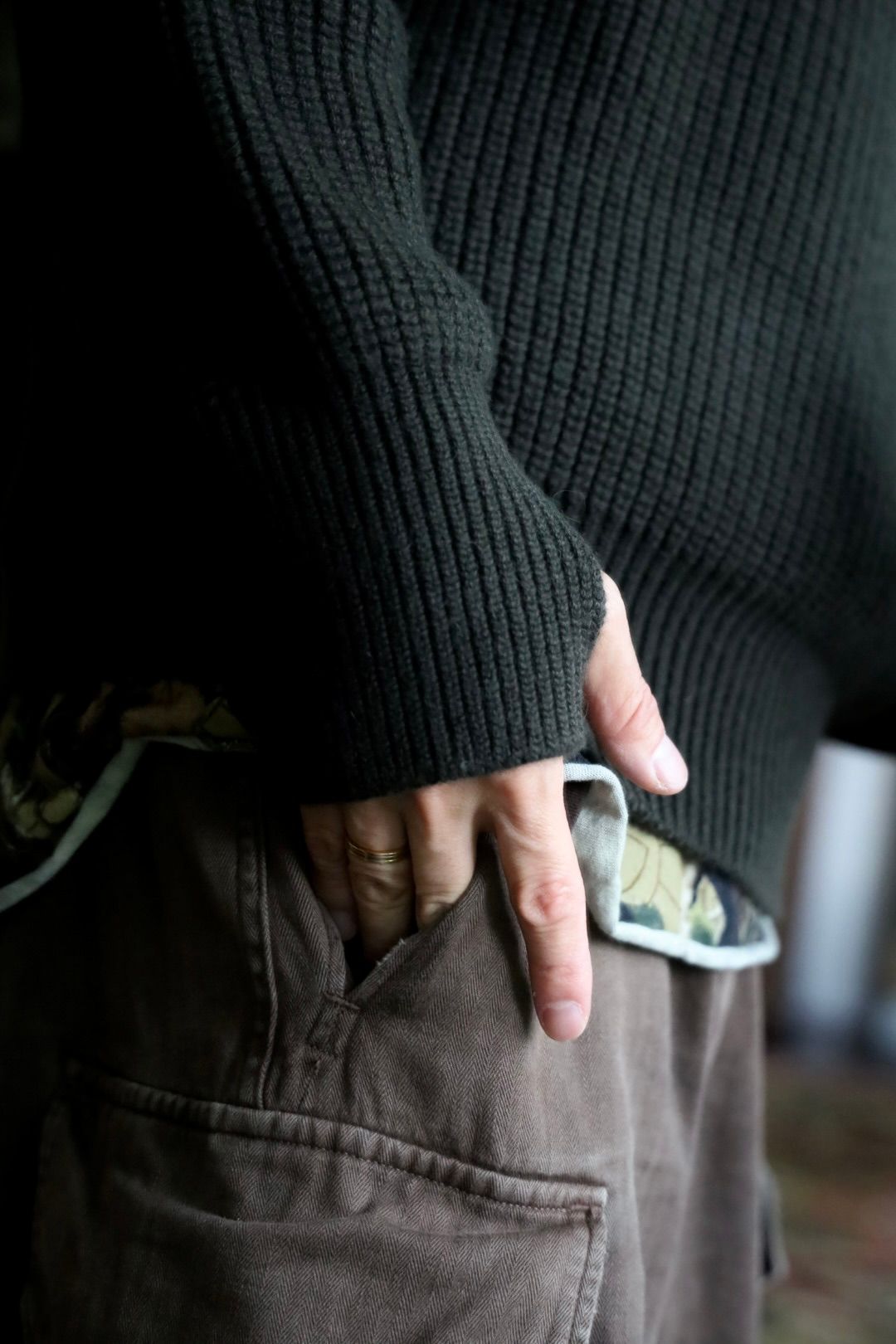 マーカウェア 26AW RIBBED POLO COLLAR JUMPER(A26C24SW02C)DARK OLIVE☆新作発売！