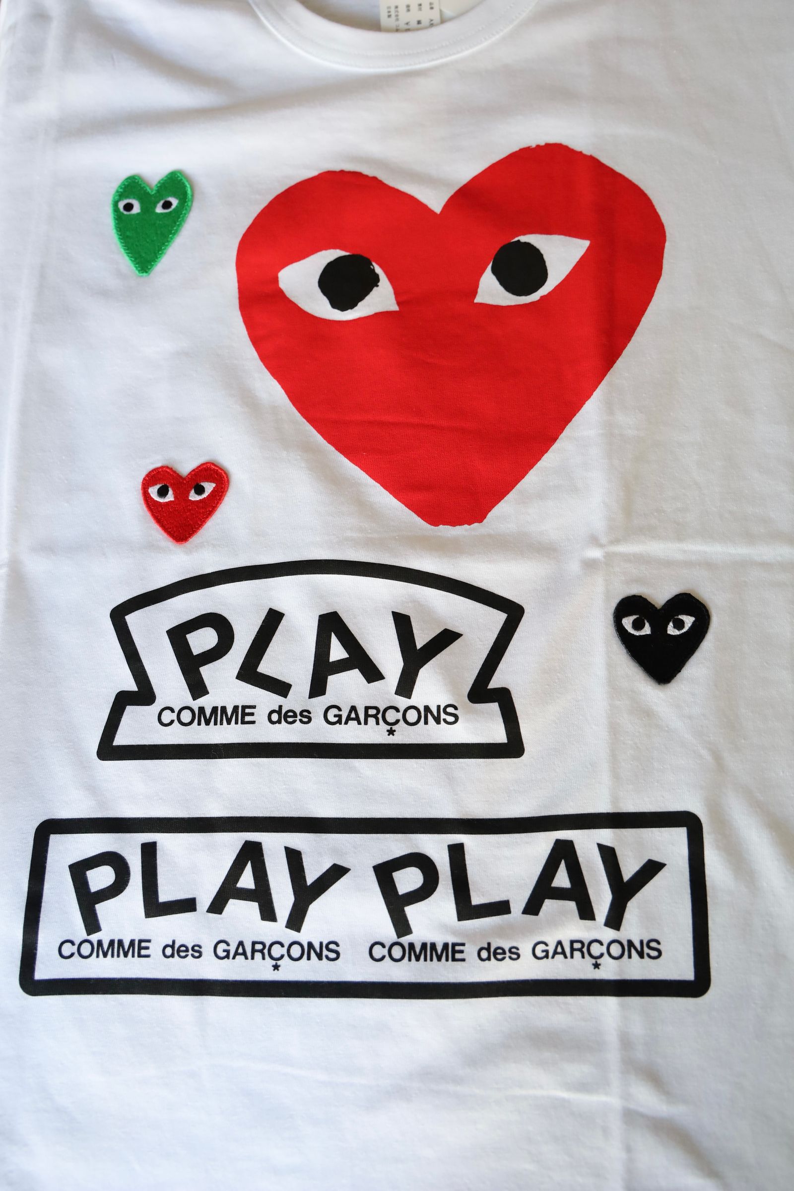 PLAYプレイコムデギャルソン レッド ブラック グリーン エンブレムTシャツ (RED)
