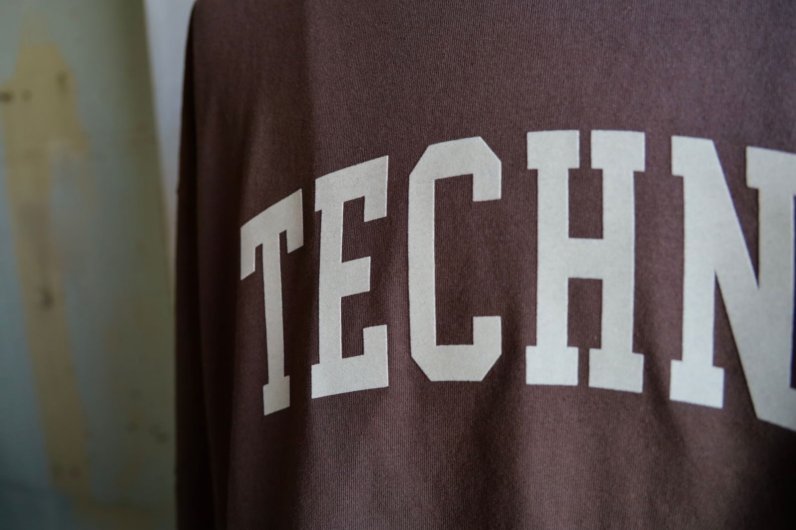 イズネスミュージック 25SS TECHNO FLOCKY PRINT T-SHIRT(IMP5_11_FLTECHNOT01)BROWN