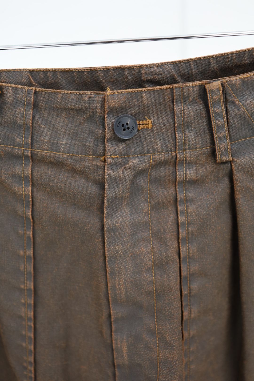 YOKE 26SS Coating Cotton 1pleated Backer Pants(YK26SS01184P)BROWN