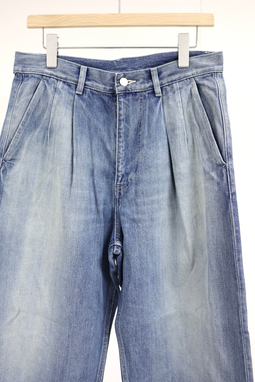 グラフペーパー Selvage Denim Two Tuck Pants(GU261-40061LB)INDIGO_LIGHT FADE