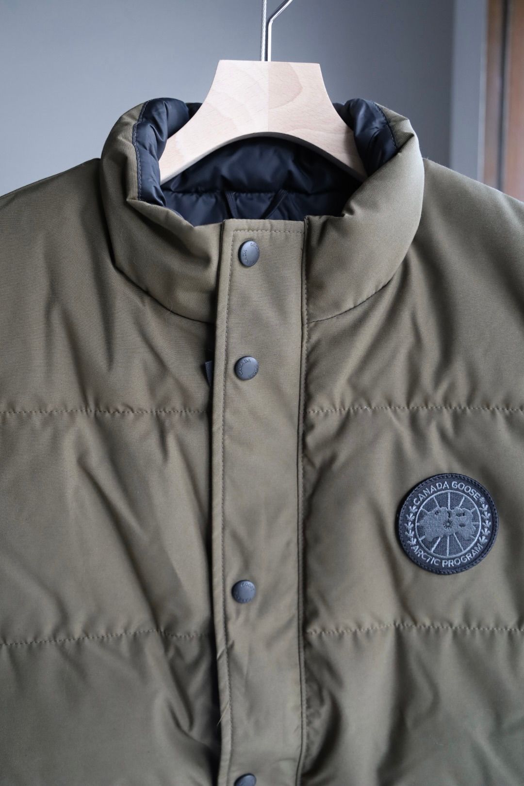 カナダグース ブラックレーベル Freestyle Crew Vest Black Label (2054MLB)OLIVE☆新作発売！