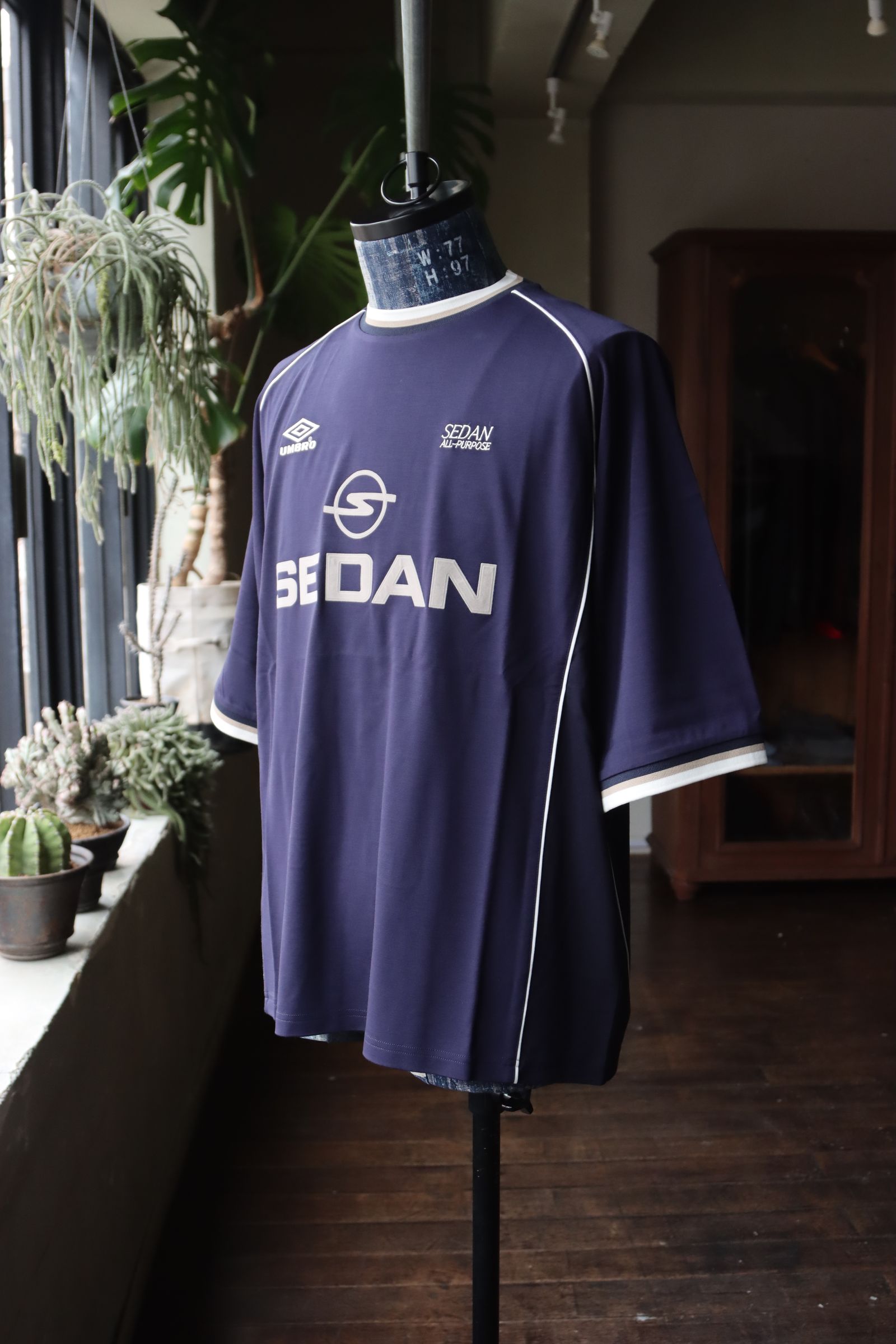 セダンオールパーパス SS24 UMBRO® S/S Game Shirt(SD24S-CT10)Deep Navy☆3月9日(土)発売！